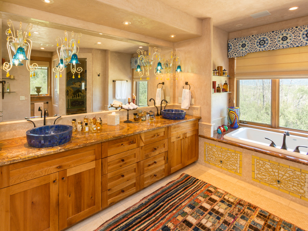 Inspiration för ett stort medelhavsstil en-suite badrum, med ett undermonterad handfat, skåp i mellenmörkt trä, ett badkar i en alkov, beige väggar, klinkergolv i keramik, vitt golv, skåp i shakerstil och granitbänkskiva