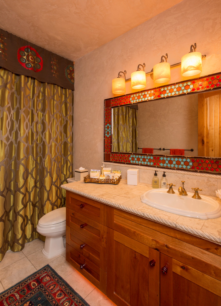 Inspiration för stora medelhavsstil badrum med dusch, med ett undermonterad handfat, skåp i mellenmörkt trä, en dusch i en alkov, en toalettstol med separat cisternkåpa, beige väggar, klinkergolv i keramik och skåp i shakerstil