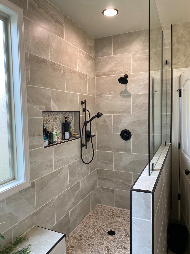 Foto di una stanza da bagno padronale chic di medie dimensioni con doccia a filo pavimento e doccia aperta