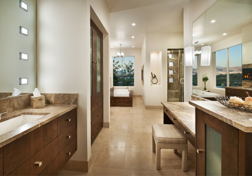 Ispirazione per una grande stanza da bagno padronale design con ante lisce e ante in legno bruno