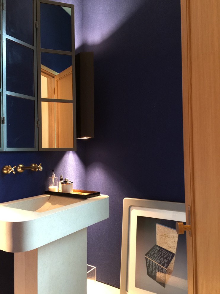 オースティンにあるお手頃価格の広いトランジショナルスタイルのおしゃれなバスルーム (浴槽なし) (フラットパネル扉のキャビネット、一体型トイレ	、紫の壁、コンクリートの床、ペデスタルシンク) の写真