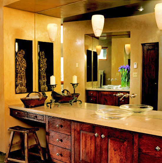 Ispirazione per una stanza da bagno padronale stile americano di medie dimensioni con ante con bugna sagomata, pareti gialle e lavabo a bacinella