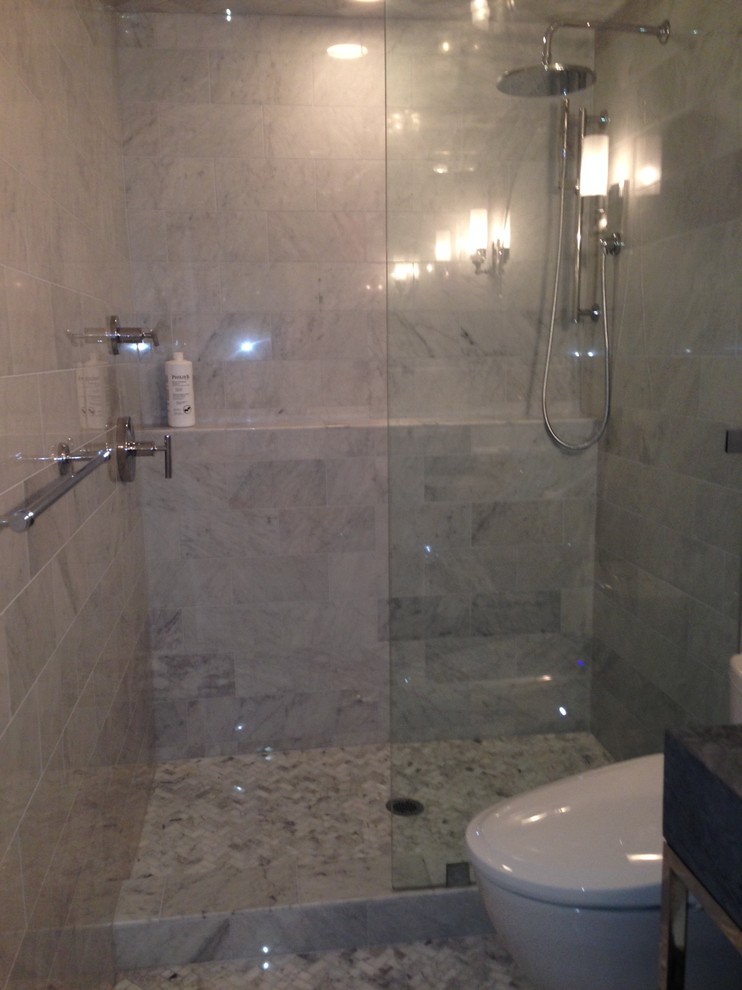На фото: ванная комната среднего размера в стиле неоклассика (современная классика) с врезной раковиной, фасадами островного типа, мраморной столешницей, открытым душем, унитазом-моноблоком, серой плиткой, каменной плиткой, серыми стенами и мраморным полом с