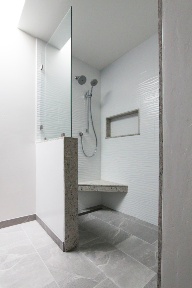 На фото: главная ванная комната среднего размера в стиле неоклассика (современная классика) с фасадами в стиле шейкер, серыми фасадами, душем без бортиков, раздельным унитазом, белой плиткой, керамогранитной плиткой, синими стенами, полом из керамогранита, врезной раковиной, столешницей из искусственного кварца, серым полом, открытым душем, разноцветной столешницей, нишей, тумбой под две раковины и встроенной тумбой с
