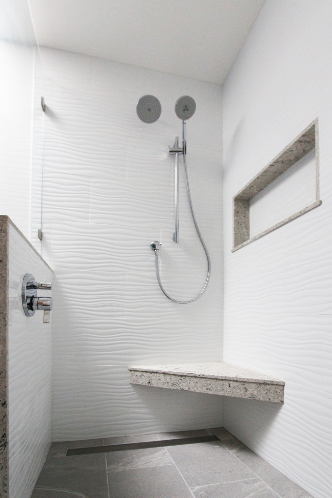 Cette image montre une salle de bain principale traditionnelle de taille moyenne avec un placard à porte shaker, des portes de placard grises, une douche à l'italienne, WC séparés, un carrelage blanc, des carreaux de porcelaine, un mur bleu, un sol en carrelage de porcelaine, un lavabo encastré, un plan de toilette en quartz modifié, un sol gris, aucune cabine, un plan de toilette multicolore, une niche, meuble double vasque et meuble-lavabo encastré.