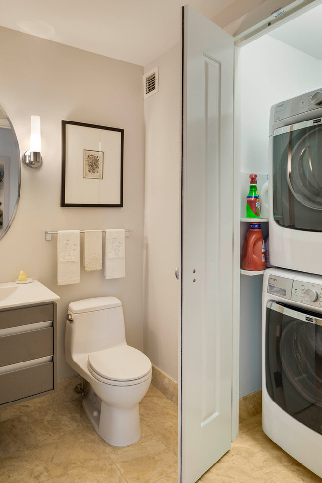 На фото: маленькая ванная комната со стиральной машиной в современном стиле с монолитной раковиной, плоскими фасадами, белыми фасадами, столешницей из искусственного кварца, серыми стенами и светлым паркетным полом для на участке и в саду
