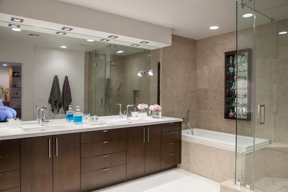 Foto de cuarto de baño actual con armarios con paneles lisos, puertas de armario de madera en tonos medios y bañera empotrada