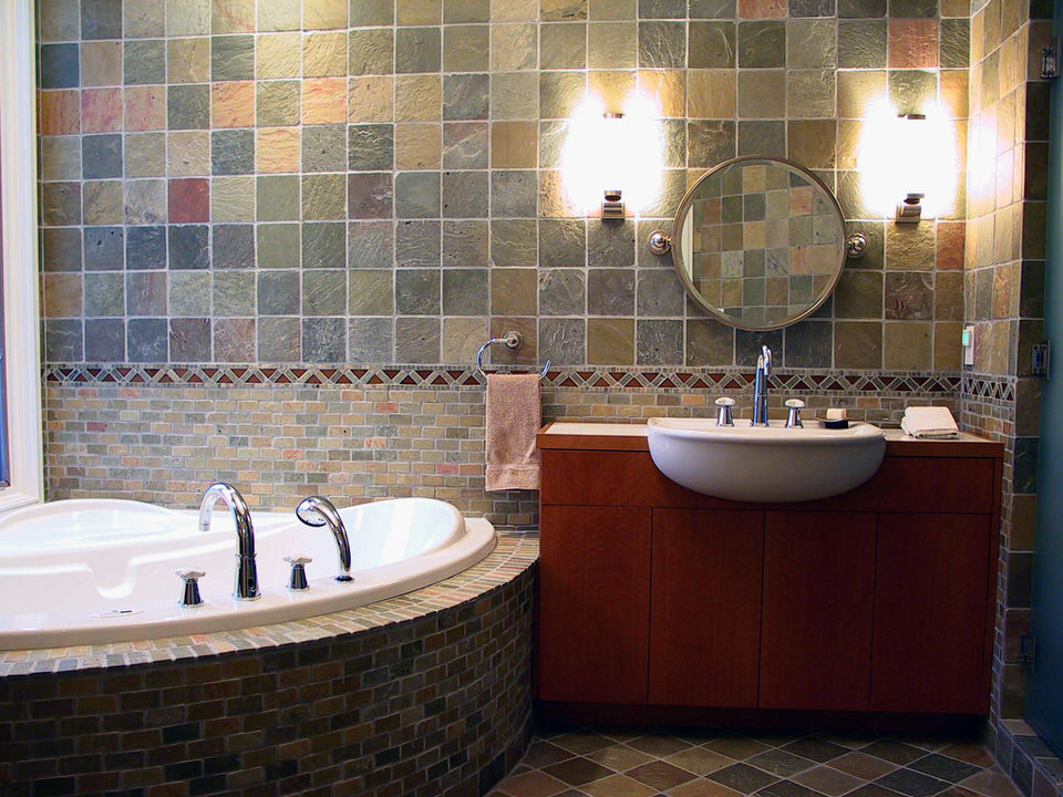 Стильный дизайн: большая ванная комната в стиле модернизм с плоскими фасадами, унитазом-моноблоком, разноцветной плиткой, полом из сланца, накладной раковиной, угловой ванной, плиткой из сланца, разноцветными стенами, мраморной столешницей, фасадами цвета дерева среднего тона, двойным душем, разноцветным полом и душем с распашными дверями - последний тренд