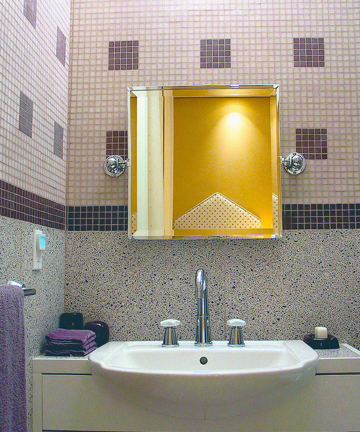 Источник вдохновения для домашнего уюта: большая детская ванная комната в стиле модернизм с плоскими фасадами, белыми фасадами, разноцветной плиткой, столешницей терраццо, накладной ванной, унитазом-моноблоком, фиолетовыми стенами, полом из терраццо, угловым душем, стеклянной плиткой, консольной раковиной, белым полом и душем с распашными дверями