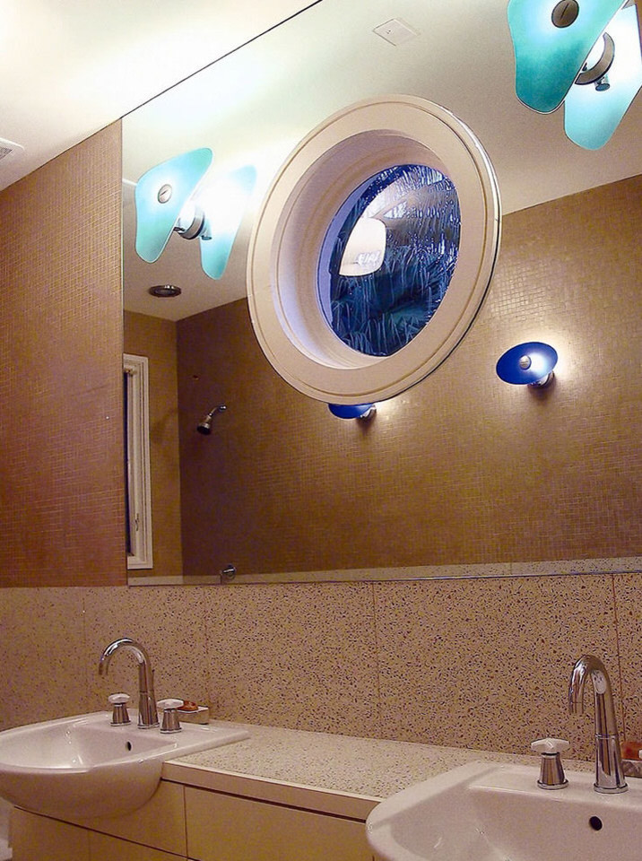 Пример оригинального дизайна: большая детская ванная комната в стиле модернизм с плоскими фасадами, накладной ванной, унитазом-моноблоком, разноцветной плиткой, полом из терраццо, столешницей терраццо, белыми фасадами, угловым душем, стеклянной плиткой, белыми стенами, консольной раковиной, белым полом и душем с распашными дверями