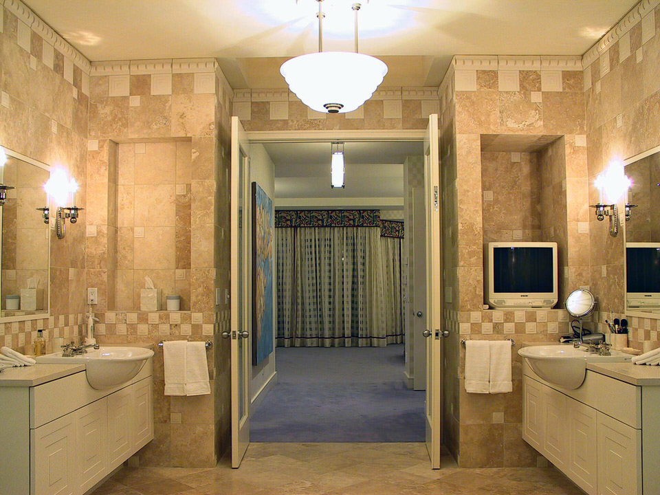Идея дизайна: большая главная ванная комната в стиле модернизм с унитазом-моноблоком, полом из известняка, накладной раковиной, белыми фасадами, мраморной плиткой, бежевыми стенами, плоскими фасадами, отдельно стоящей ванной, двойным душем, разноцветной плиткой, столешницей из известняка, бежевым полом и душем с распашными дверями