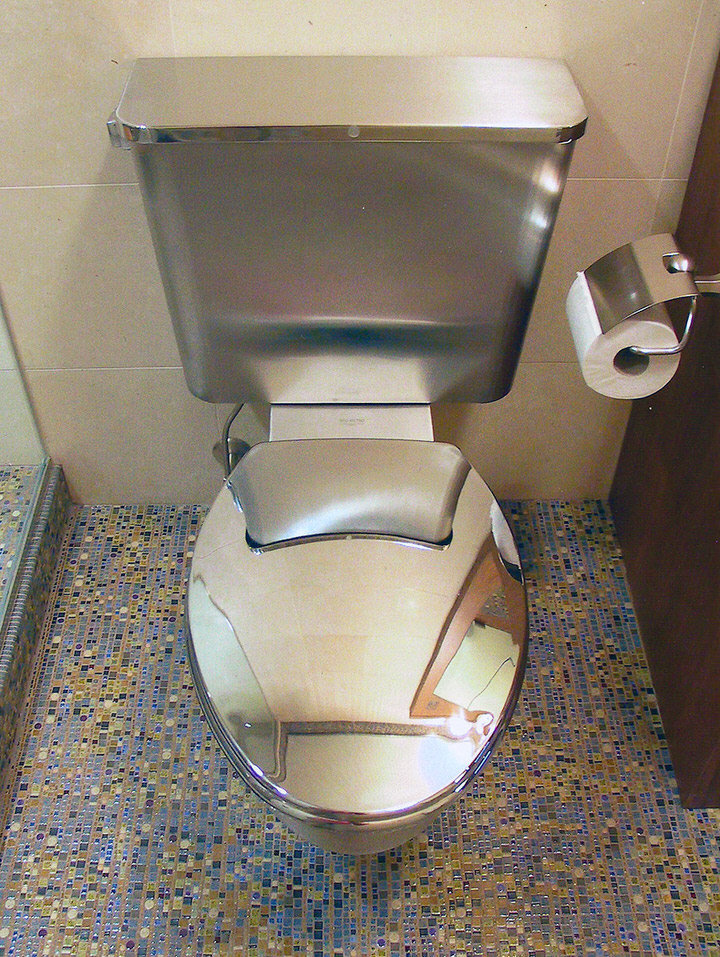 Exempel på ett stort modernt badrum, med möbel-liknande, bruna skåp, en dubbeldusch, en toalettstol med separat cisternkåpa, flerfärgad kakel, keramikplattor, klinkergolv i keramik, ett nedsänkt handfat, kaklad bänkskiva och flerfärgade väggar