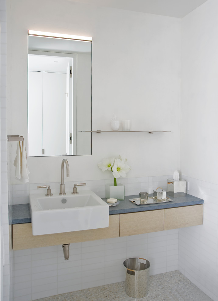 На фото: маленькая ванная комната в современном стиле с подвесной раковиной, плоскими фасадами, светлыми деревянными фасадами, белой плиткой, стеклянной плиткой, белыми стенами, полом из мозаичной плитки и унитазом-моноблоком для на участке и в саду