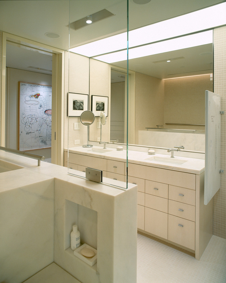 На фото: ванная комната в современном стиле с врезной раковиной, плоскими фасадами, светлыми деревянными фасадами, бежевой плиткой и плиткой мозаикой с