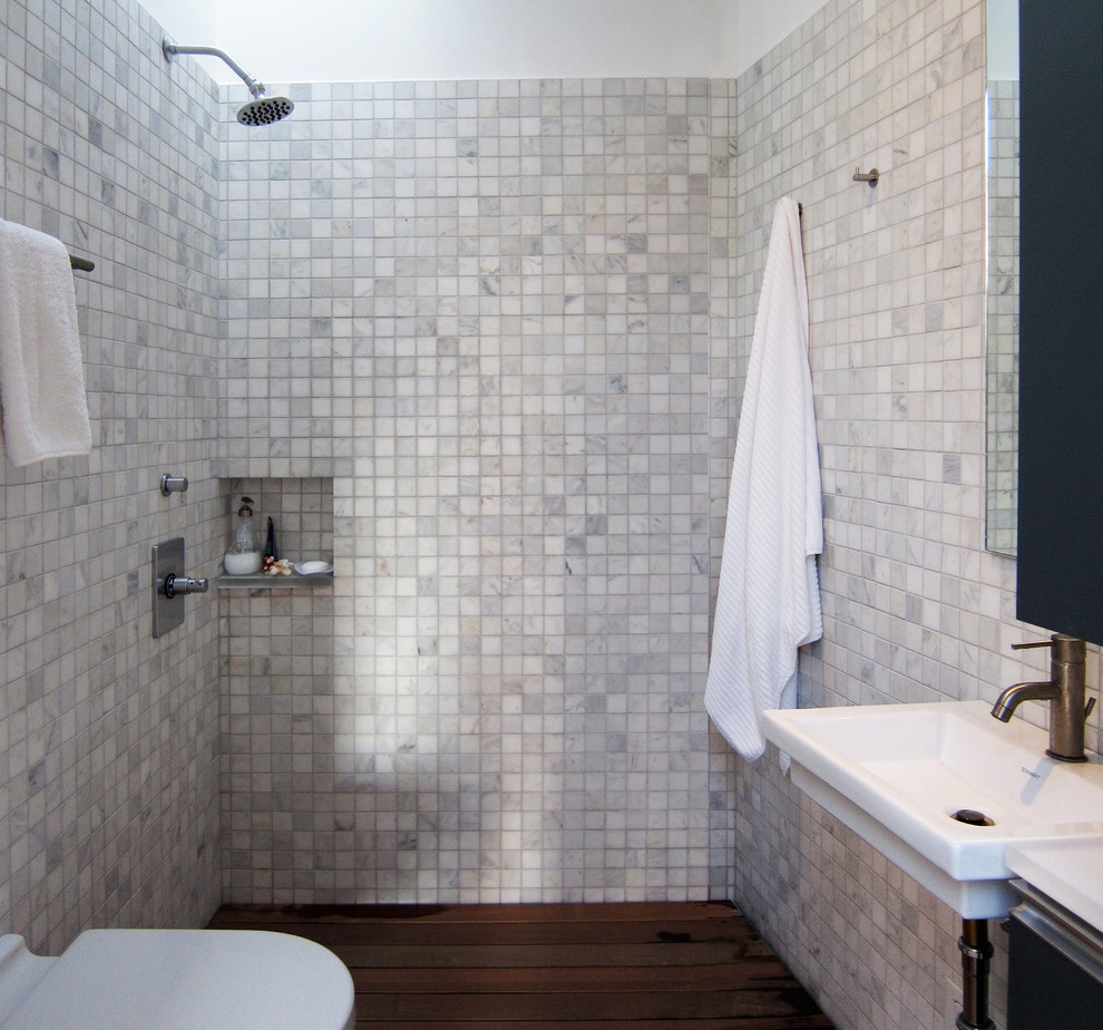 На фото: ванная комната в современном стиле с белой плиткой
