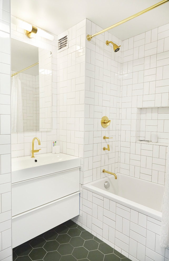 На фото: маленькая детская ванная комната в стиле неоклассика (современная классика) с плоскими фасадами, белыми фасадами, накладной ванной, унитазом-моноблоком, белой плиткой, керамической плиткой, серыми стенами, полом из керамической плитки, монолитной раковиной, столешницей из искусственного камня, зеленым полом и душем с распашными дверями для на участке и в саду