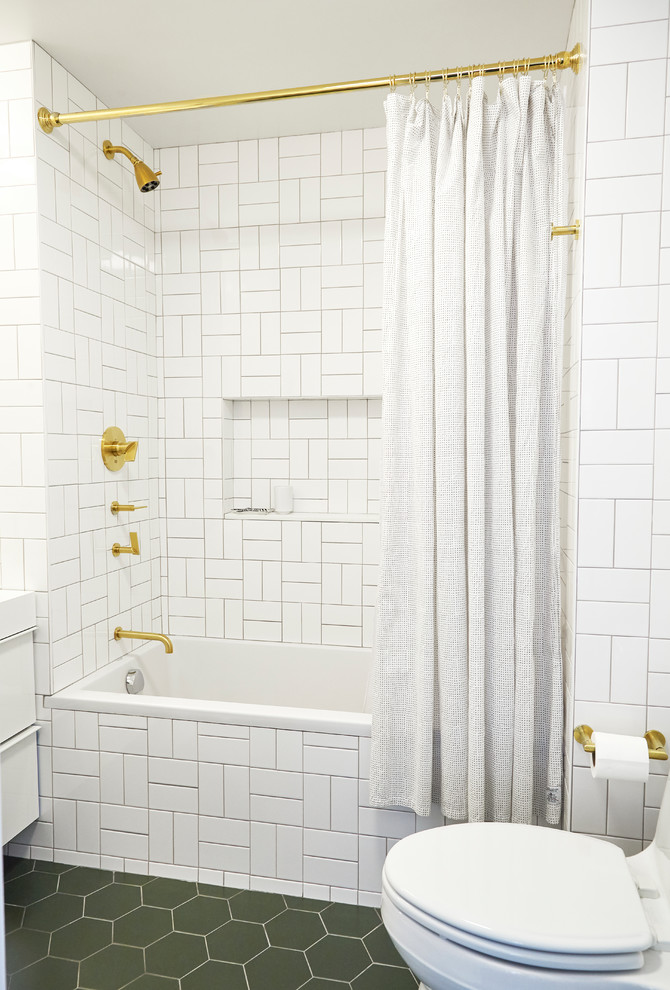 На фото: маленькая детская ванная комната в стиле неоклассика (современная классика) с плоскими фасадами, белыми фасадами, накладной ванной, унитазом-моноблоком, белой плиткой, керамической плиткой, серыми стенами, полом из керамической плитки, монолитной раковиной, столешницей из искусственного камня, зеленым полом и душем с распашными дверями для на участке и в саду с