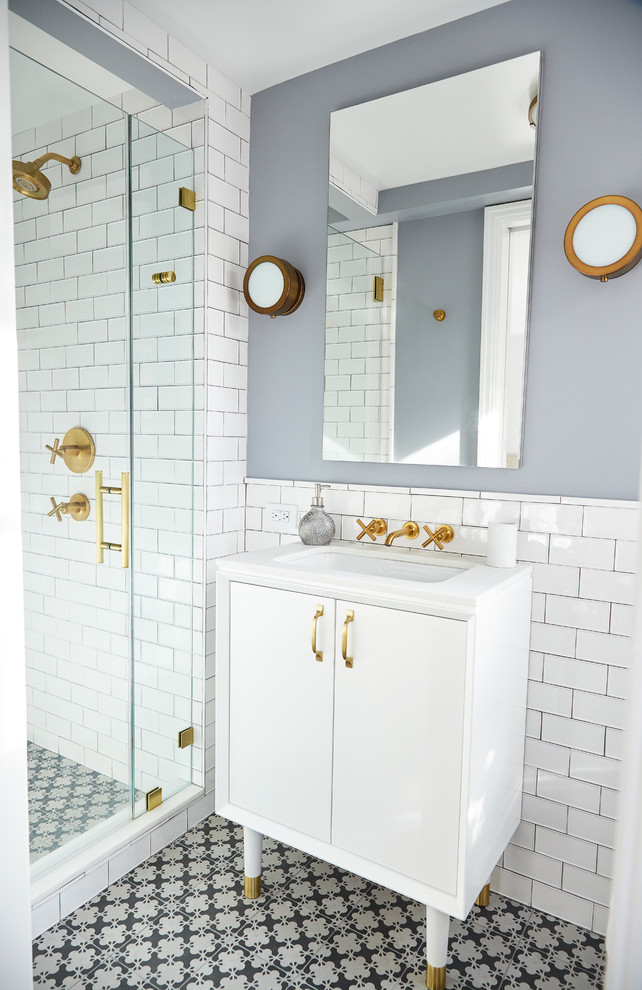 Идея дизайна: маленькая главная ванная комната в стиле неоклассика (современная классика) с плоскими фасадами, белыми фасадами, душем в нише, унитазом-моноблоком, белой плиткой, цементной плиткой, серыми стенами, полом из керамогранита, врезной раковиной, мраморной столешницей, серым полом и душем с распашными дверями для на участке и в саду