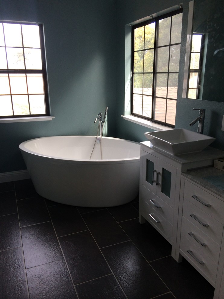 На фото: главная ванная комната среднего размера в классическом стиле с плоскими фасадами, белыми фасадами, ванной на ножках, душем в нише, унитазом-моноблоком, белой плиткой, удлиненной плиткой, синими стенами, полом из керамической плитки, настольной раковиной и мраморной столешницей