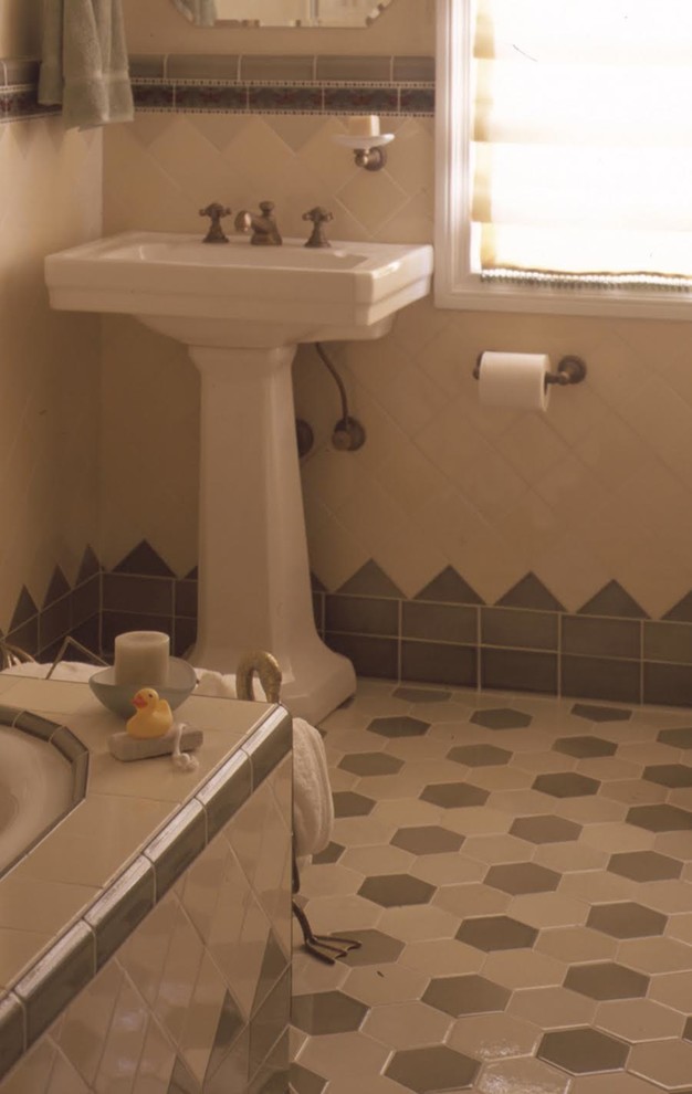Kleines Mid-Century Badezimmer En Suite mit braunen Fliesen, Keramikfliesen, beiger Wandfarbe, Keramikboden und Wandwaschbecken in Los Angeles