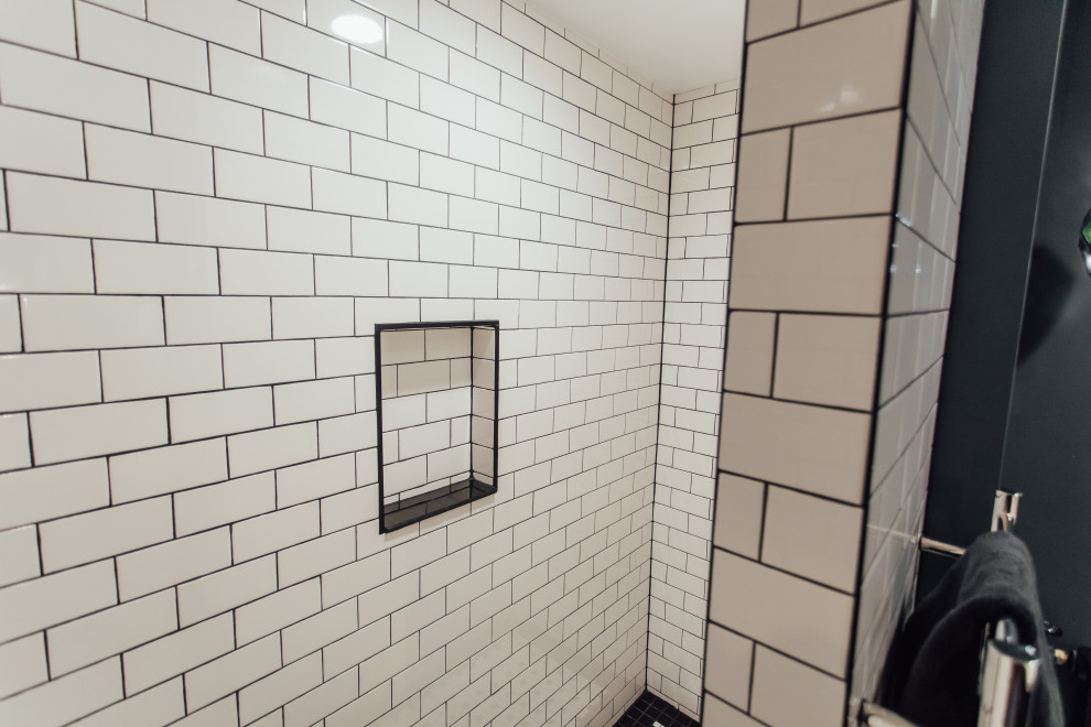 Amerikansk inredning av ett litet vit vitt badrum med dusch, med skåp i shakerstil, svarta skåp, en kantlös dusch, svart och vit kakel, blå väggar, klinkergolv i porslin, ett undermonterad handfat, bänkskiva i kvarts, vitt golv och med dusch som är öppen