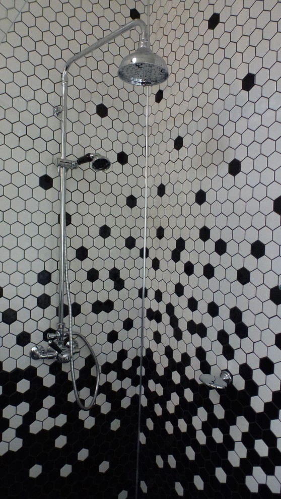Immagine di una stanza da bagno padronale eclettica con top in marmo, doccia ad angolo, piastrelle bianche e pavimento con piastrelle a mosaico