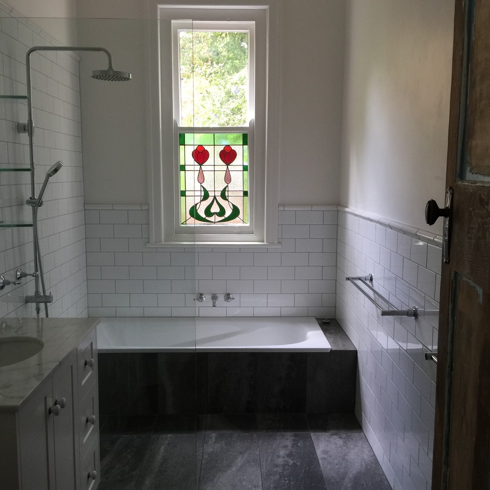 Источник вдохновения для домашнего уюта: маленькая главная ванная комната в викторианском стиле с фасадами с утопленной филенкой, белыми фасадами, накладной ванной, открытым душем, раздельным унитазом, белой плиткой, керамической плиткой, белыми стенами, полом из керамогранита, врезной раковиной, мраморной столешницей, серым полом и открытым душем для на участке и в саду
