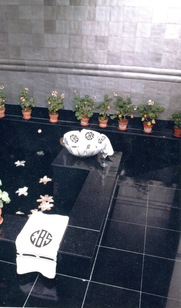 На фото: большая главная ванная комната в стиле модернизм с плоскими фасадами, серыми фасадами, японской ванной, двойным душем, раздельным унитазом, черной плиткой, каменной плиткой, серыми стенами, мраморным полом, накладной раковиной, мраморной столешницей, черным полом, душем с распашными дверями и белой столешницей с