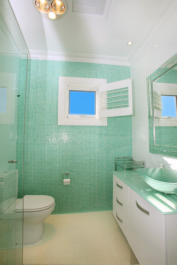 シドニーにあるミッドセンチュリースタイルのおしゃれな浴室 (緑のタイル、セラミックタイル) の写真