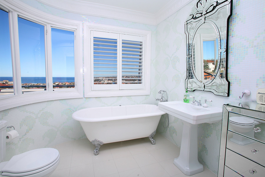 シドニーにある巨大なミッドセンチュリースタイルのおしゃれなマスターバスルーム (置き型浴槽、緑のタイル) の写真