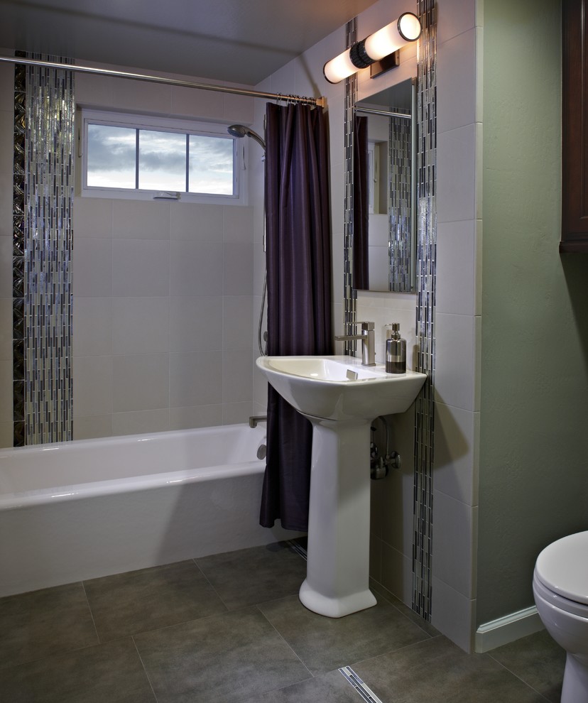 Inspiration för små moderna badrum, med ett piedestal handfat, skåp i shakerstil, skåp i mörkt trä, ett badkar i en alkov, en toalettstol med hel cisternkåpa, beige kakel, porslinskakel, gröna väggar och klinkergolv i porslin