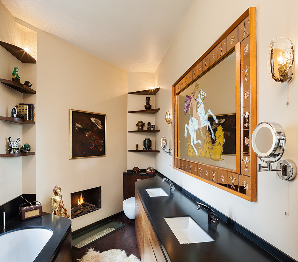 Klassisches Badezimmer mit Unterbauwaschbecken, offenen Schränken, dunklen Holzschränken, Quarzwerkstein-Waschtisch, Unterbauwanne und Wandtoilette in London