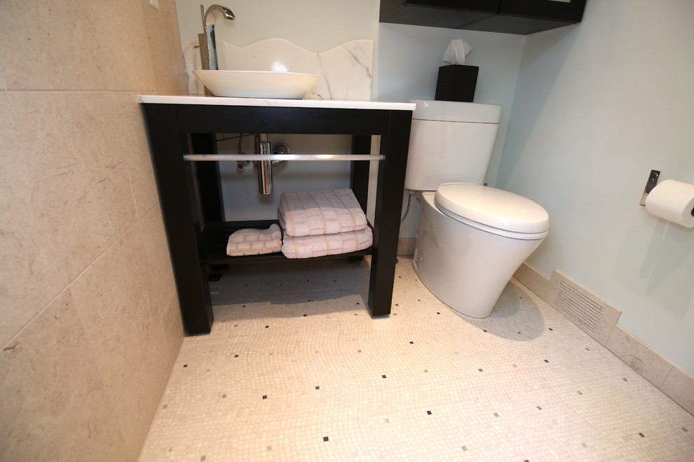 Источник вдохновения для домашнего уюта: ванная комната среднего размера в стиле неоклассика (современная классика) с открытым душем, желтой плиткой, плиткой из известняка, синими стенами, полом из мозаичной плитки, настольной раковиной, мраморной столешницей и белым полом
