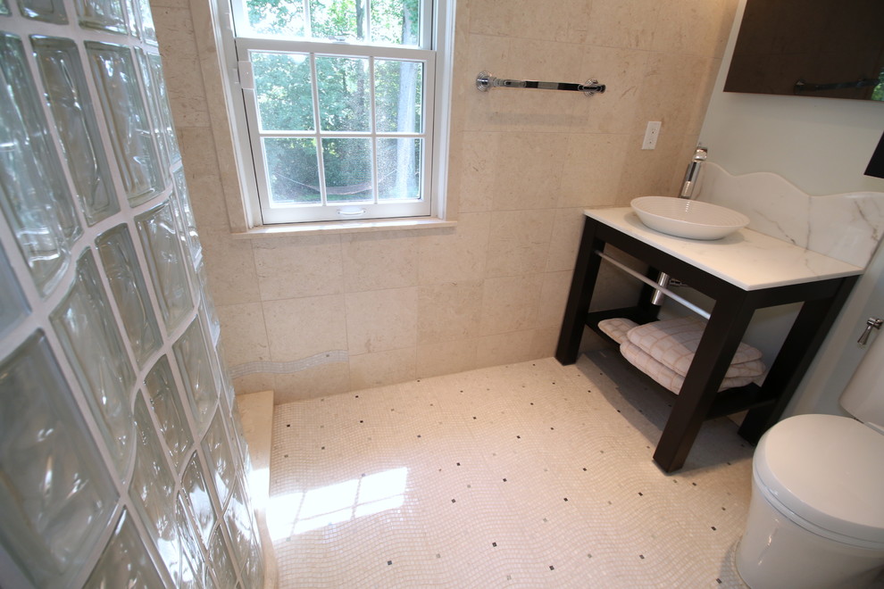 Inspiration för ett mellanstort vintage badrum, med en öppen dusch, gul kakel, kakelplattor, blå väggar, mosaikgolv, ett fristående handfat, marmorbänkskiva och vitt golv
