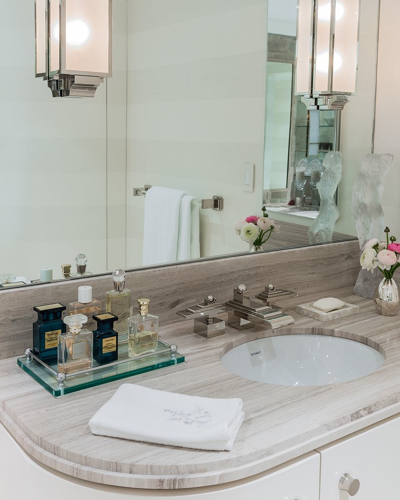 Immagine di una grande stanza da bagno classica con lavabo sottopiano, ante lisce, ante bianche e top grigio