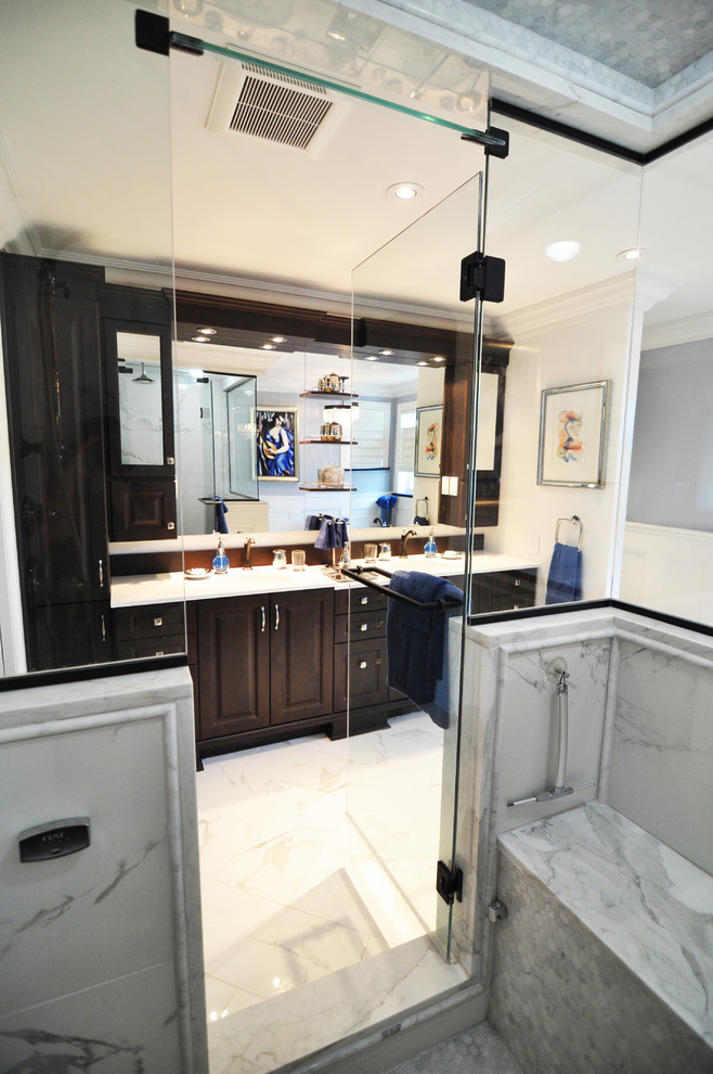 Bild på ett mellanstort vintage en-suite badrum, med ett undermonterad handfat, luckor med upphöjd panel, skåp i mörkt trä, bänkskiva i kvarts, ett undermonterat badkar, vit kakel, mosaik, flerfärgade väggar och klinkergolv i keramik