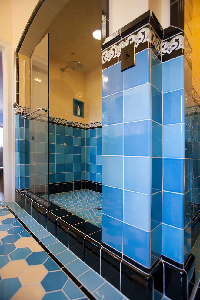 Großes Badezimmer En Suite mit Doppeldusche, Wandtoilette mit Spülkasten, blauen Fliesen, Porzellanfliesen, gelber Wandfarbe, Porzellan-Bodenfliesen und Sockelwaschbecken in Portland