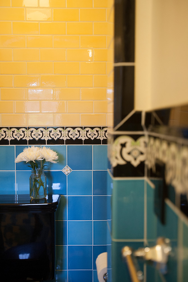 Idée de décoration pour une grande salle de bain principale avec une douche double, WC séparés, un carrelage bleu, des carreaux de porcelaine, un mur jaune, un sol en carrelage de porcelaine et un lavabo de ferme.