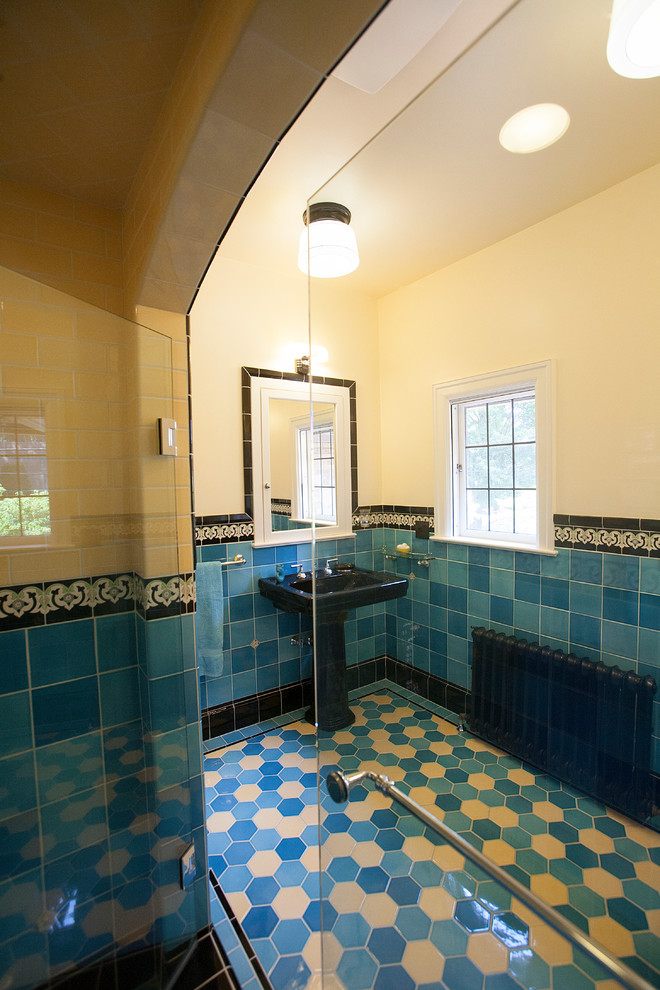 Exempel på ett stort en-suite badrum, med en dubbeldusch, en toalettstol med separat cisternkåpa, porslinskakel, gula väggar, klinkergolv i porslin, ett piedestal handfat och blå kakel