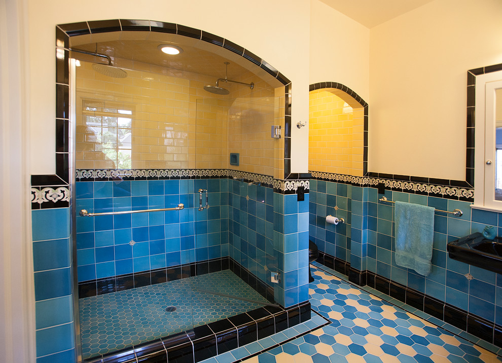 Стильный дизайн: большая главная ванная комната с двойным душем, раздельным унитазом, синей плиткой, керамогранитной плиткой, желтыми стенами, полом из керамогранита и раковиной с пьедесталом - последний тренд