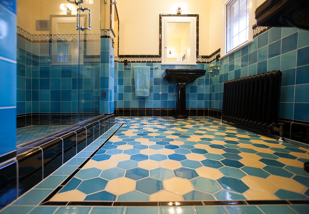 Immagine di una grande stanza da bagno padronale con doccia doppia, WC a due pezzi, piastrelle blu, piastrelle in gres porcellanato, pareti gialle, pavimento in gres porcellanato e lavabo a colonna
