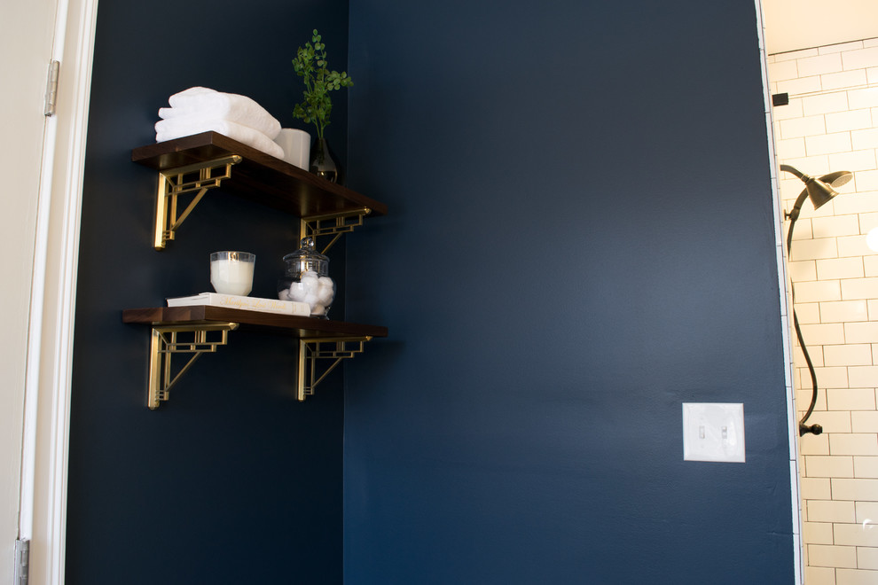 Foto på ett mellanstort funkis en-suite badrum, med ett badkar med tassar, en toalettstol med hel cisternkåpa, blå väggar, klinkergolv i keramik, ett piedestal handfat, svart golv och dusch med gångjärnsdörr