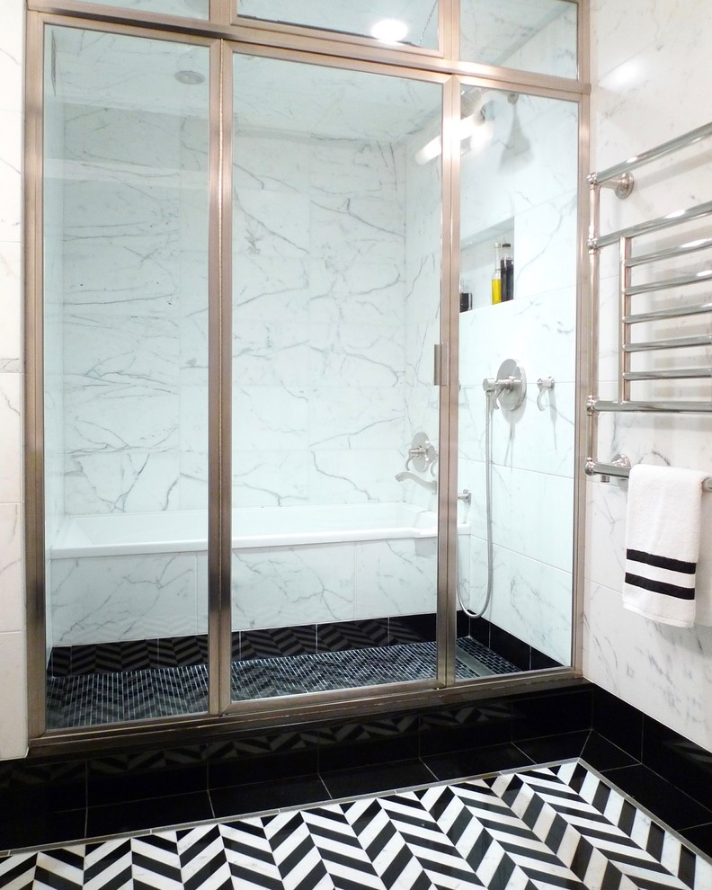 Пример оригинального дизайна: большая главная ванная комната в стиле ретро с фасадами с утопленной филенкой, белыми фасадами, накладной ванной, душевой комнатой, инсталляцией, белой плиткой, мраморной плиткой, белыми стенами, полом из мозаичной плитки, консольной раковиной, черным полом и душем с распашными дверями
