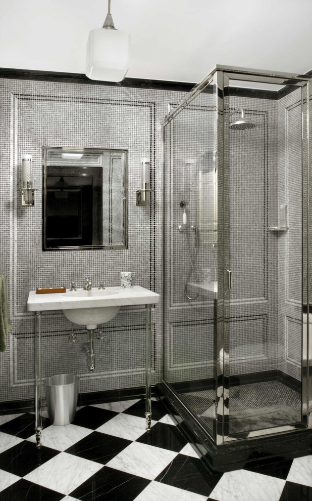 Идея дизайна: ванная комната среднего размера в классическом стиле с угловым душем, черно-белой плиткой, плиткой мозаикой, разноцветными стенами, мраморным полом, душевой кабиной, раковиной с пьедесталом и мраморной столешницей