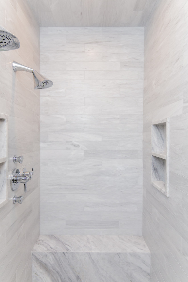 Exempel på ett mellanstort klassiskt en-suite badrum, med skåp i shakerstil, vita skåp, en dusch i en alkov, en toalettstol med separat cisternkåpa, grå kakel, stenkakel, grå väggar, marmorgolv, ett undermonterad handfat och marmorbänkskiva