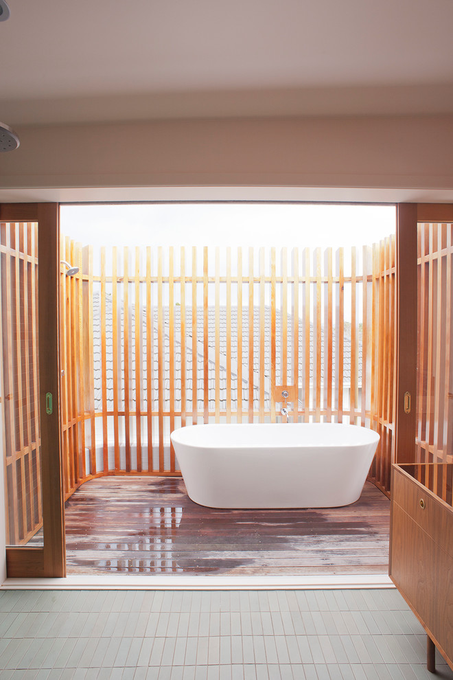 Großes Modernes Badezimmer En Suite mit flächenbündigen Schrankfronten, hellbraunen Holzschränken, Glaswaschbecken/Glaswaschtisch und grünen Fliesen in Auckland