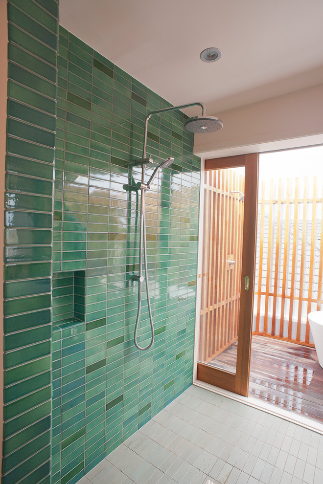 Modelo de cuarto de baño principal retro grande con armarios con paneles lisos, puertas de armario de madera oscura y baldosas y/o azulejos verdes