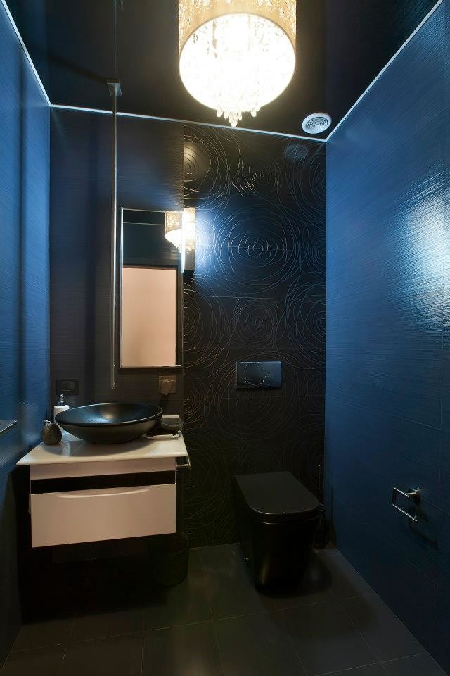 Modernes Badezimmer mit Sockelwaschbecken, verzierten Schränken, weißen Schränken, schwarzen Fliesen, Keramikfliesen, schwarzer Wandfarbe und Keramikboden in Sonstige