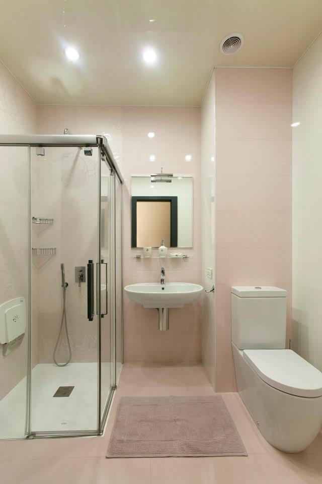 Пример оригинального дизайна: ванная комната в современном стиле с угловым душем, унитазом-моноблоком, розовой плиткой, керамической плиткой, розовыми стенами и полом из керамической плитки
