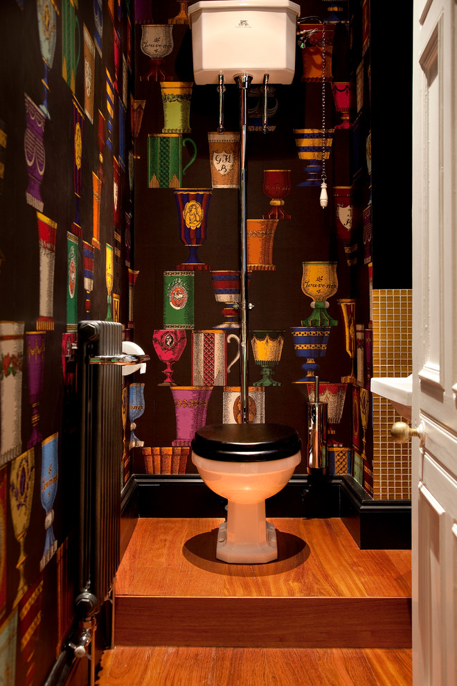Kleines Eklektisches Badezimmer mit Waschtischkonsole, Wandtoilette mit Spülkasten, schwarzer Wandfarbe und braunem Holzboden in London